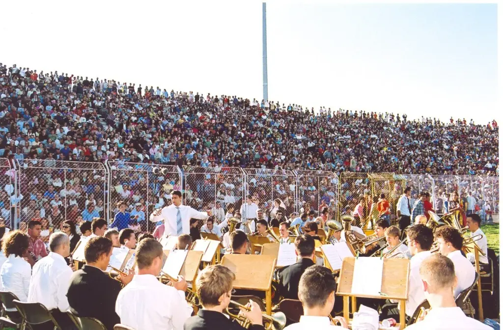 Fanfara Bisericii Elim cântând în fața tribunelor pline la evanghelizarea cu Reinhard Bonnke, Stadionul Dan Păltinișanu, 2006