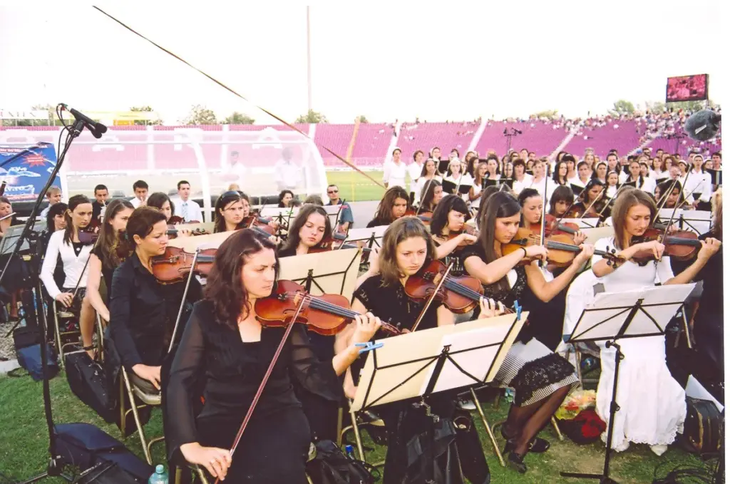 Orchestra Bisericii Elim, viorile, pe Stadionul Dan Păltinișanu, cu tribunele pline, la evanghelizarea cu Reinhard Bonnke, 2006