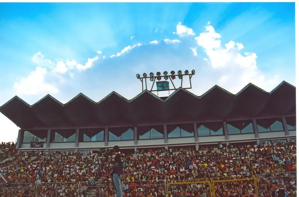 Tribuna plină a Stadionului Dan Păltinișanu la evanghelizarea cu Reinhard Bonnke, Timișoara, 2006