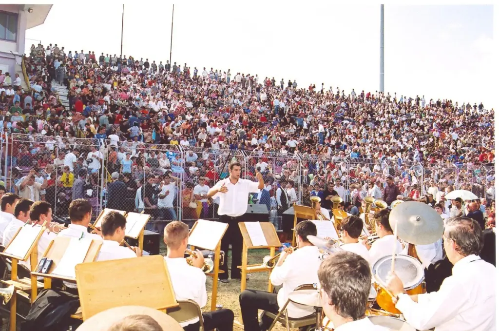 Fanfara Bisericii Elim dirijată în fața tribunelor pline, evanghelizarea cu Reinhard Bonnke, 2006