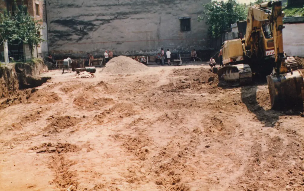 Membri ai bisericii lucrând la construcția clădirii Bisericii Elim de pe strada Virgil Madgearu