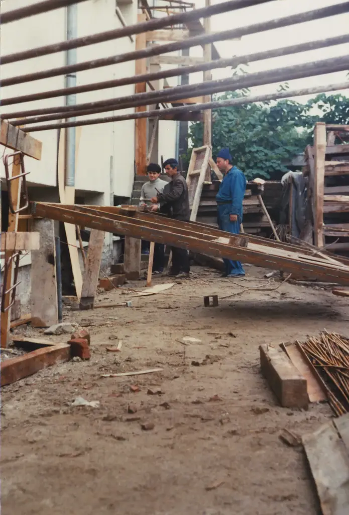 Membri ai bisericii lucrând la construcția clădirii Bisericii Elim de pe strada Virgil Madgearu