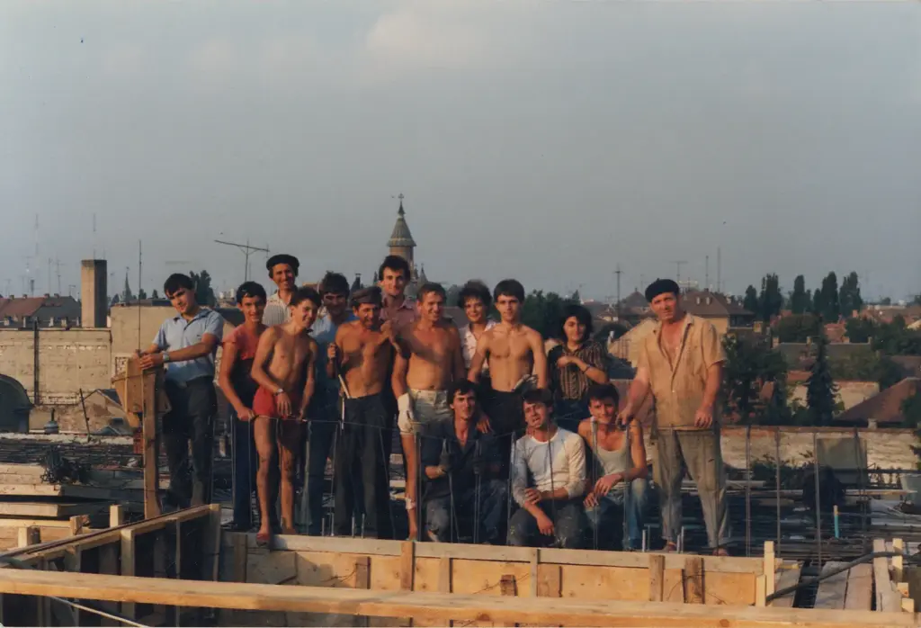 Membri ai bisericii lucrând la construcția clădirii Bisericii Elim de pe strada Virgil Madgearu