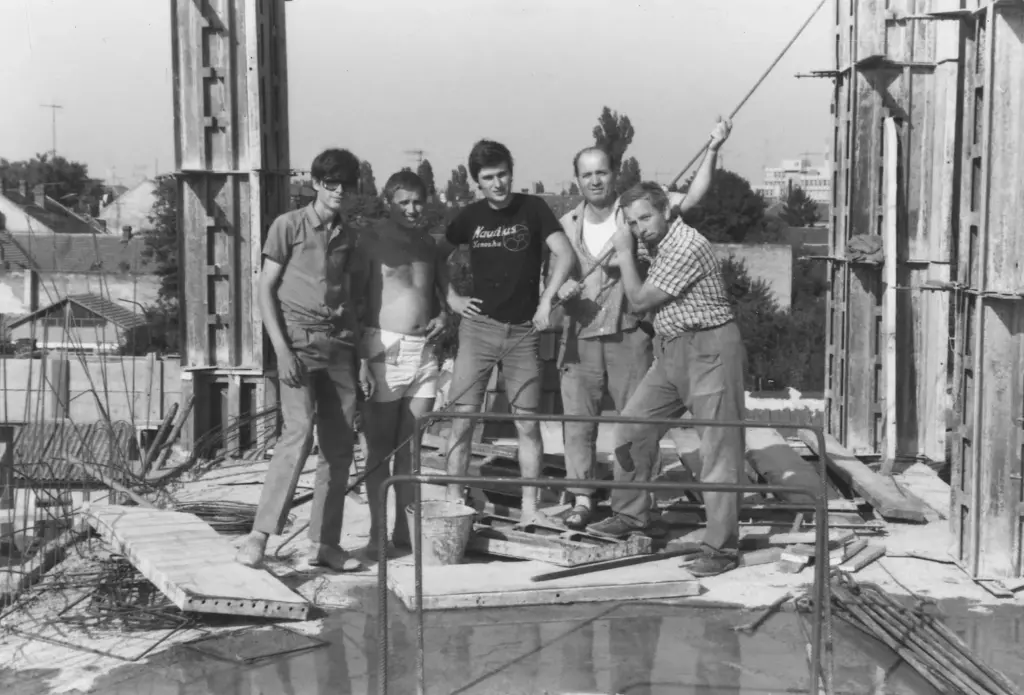 Membri ai bisericii lucrând la construcția clădirii Bisericii Elim de pe strada Virgil Madgearu