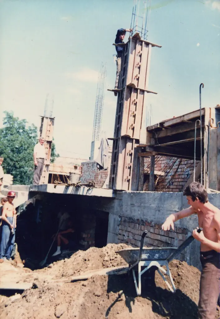 Membri ai bisericii lucrând la construcția clădirii Bisericii Elim de pe strada Virgil Madgearu