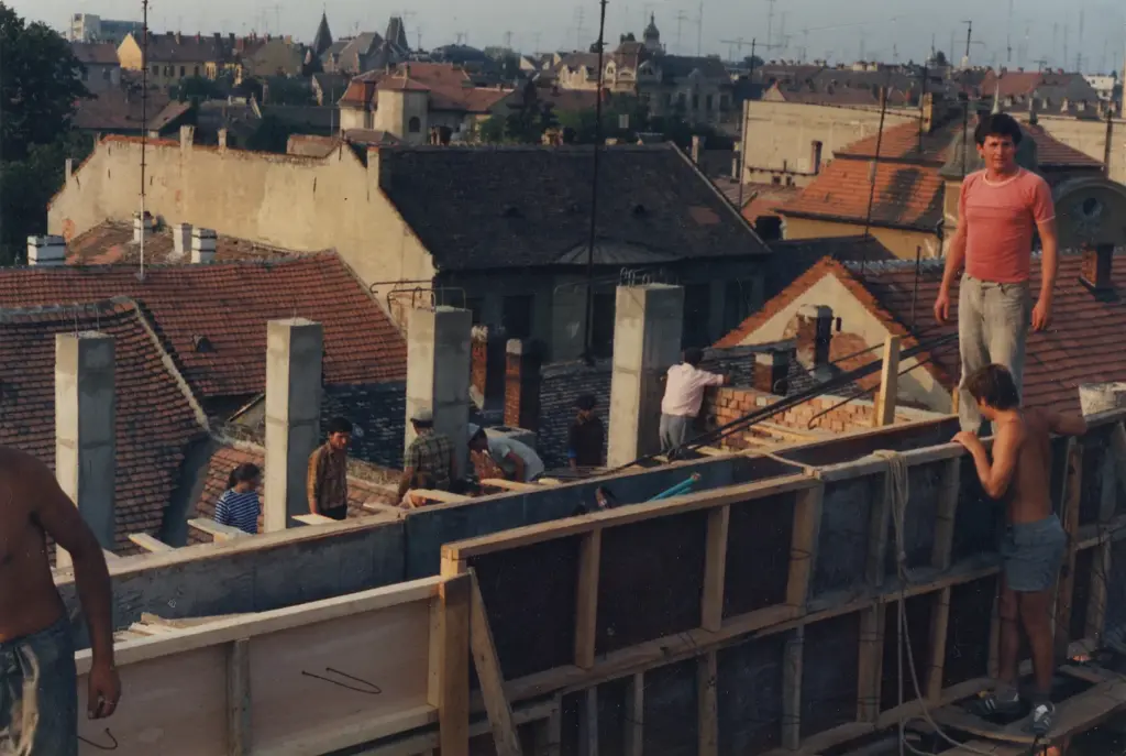 Membri ai bisericii lucrând la construcția clădirii Bisericii Elim de pe strada Virgil Madgearu