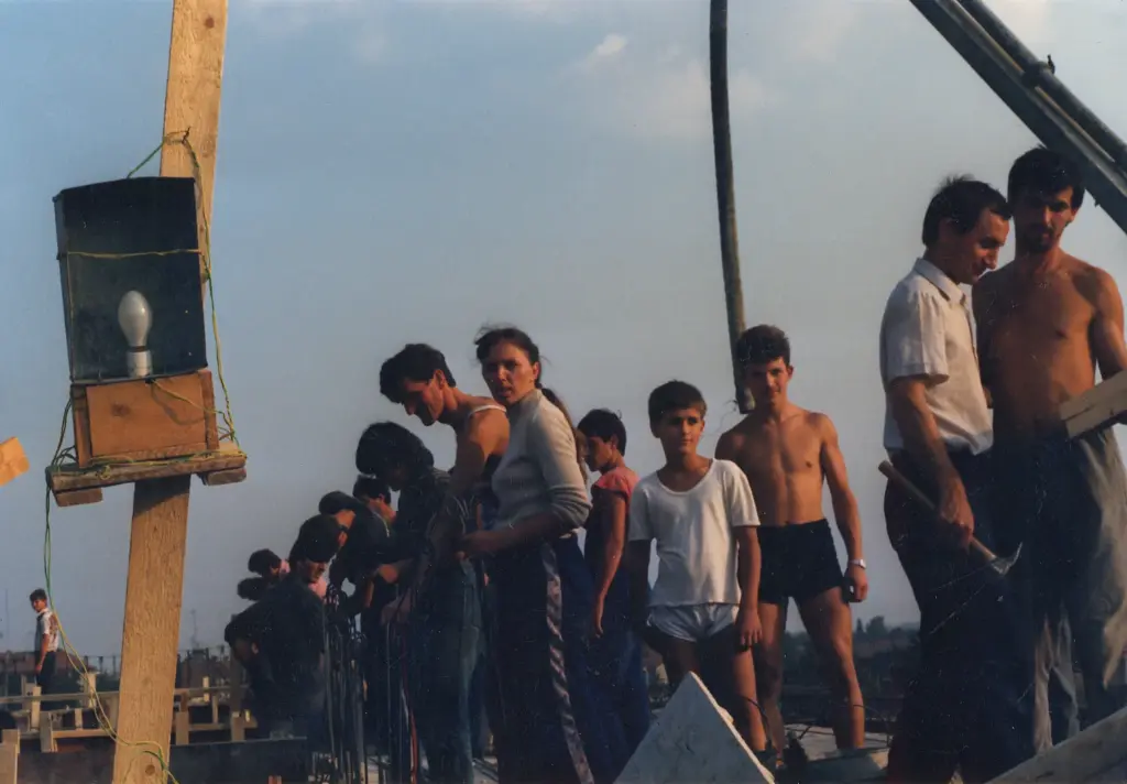 Membri ai bisericii lucrând la construcția clădirii Bisericii Elim de pe strada Virgil Madgearu