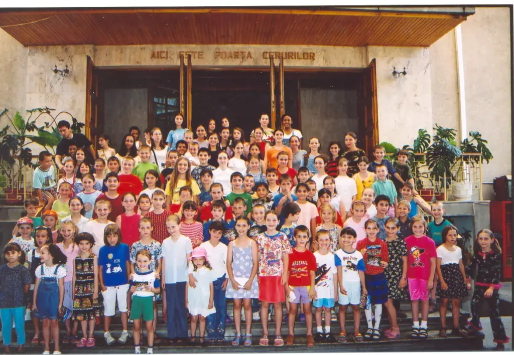 Copiii Bisericii Elim, fotografie de grup din arhiva bisericii