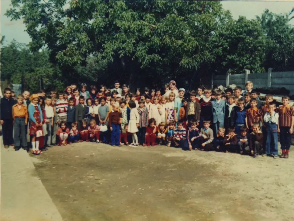 Copiii Bisericii Elim, fotografie de grup din arhiva bisericii