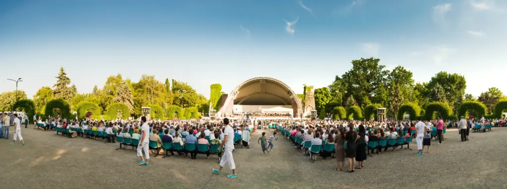 Serviciu divin de Rusalii organizat de Biserica Elim în Amfiteatrul din Parcul Rozelor, Timișoara