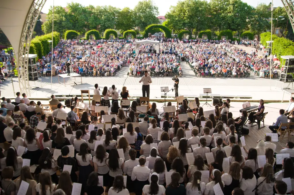 Serviciu divin de Rusalii organizat de Biserica Elim în Amfiteatrul din Parcul Rozelor, Timișoara