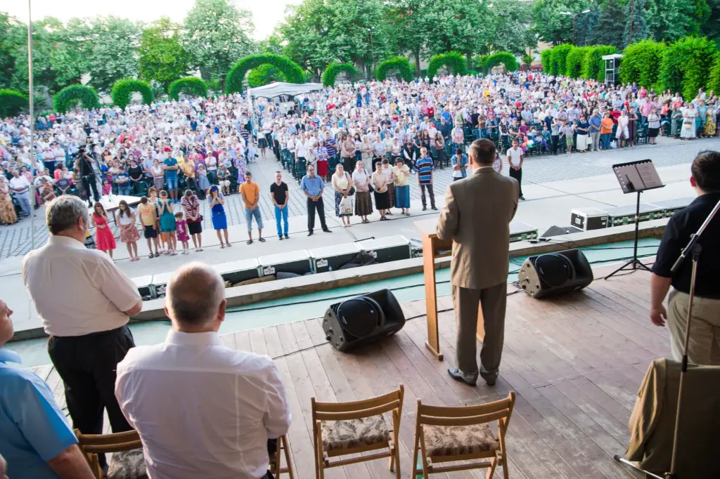 Serviciu divin de Rusalii organizat de Biserica Elim în Amfiteatrul din Parcul Rozelor, Timișoara