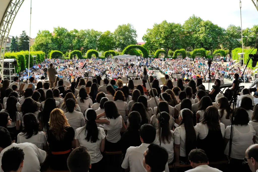 Serviciu divin de Rusalii organizat de Biserica Elim în Amfiteatrul din Parcul Rozelor, Timișoara