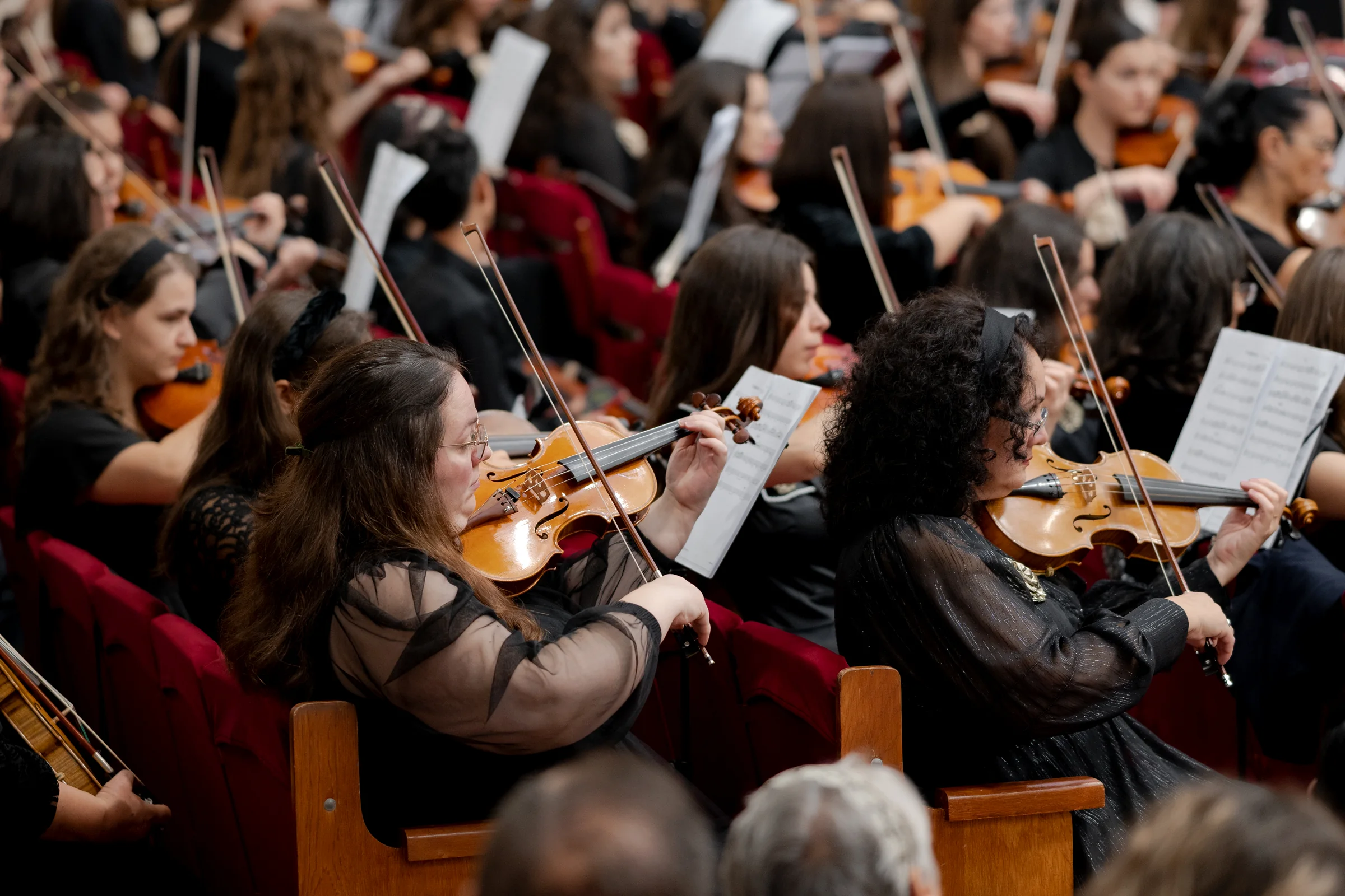 Violoniste din orchestra Bisericii Elim cântând în timpul serviciului divin